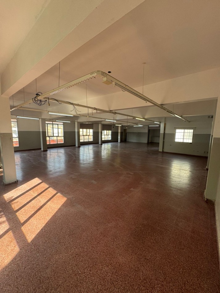 Alquiler local amplio destino.Primer piso san Miguel 