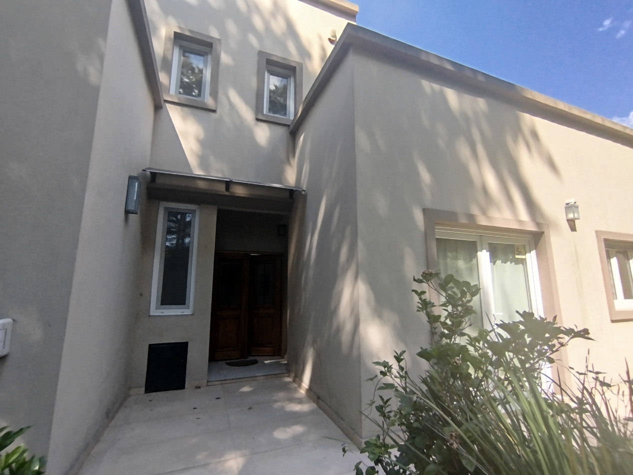 Venta casa moderna apta credito bancario Malvinas Argentinas