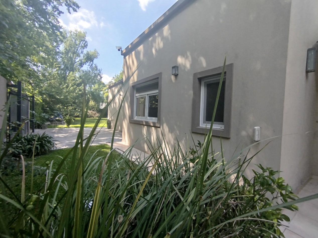 Venta casa moderna apta credito bancario Malvinas Argentinas