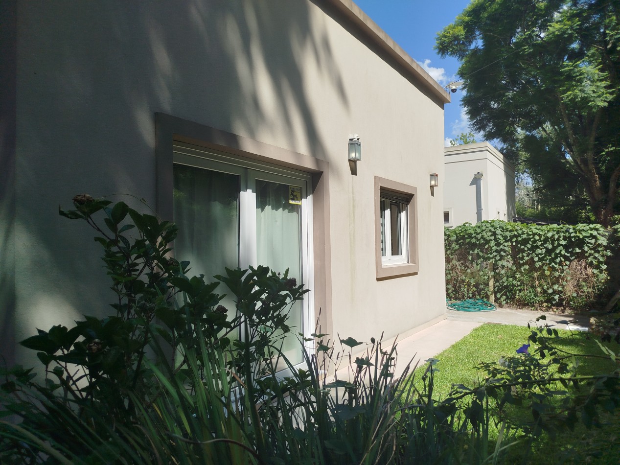 Venta casa moderna apta credito bancario Malvinas Argentinas