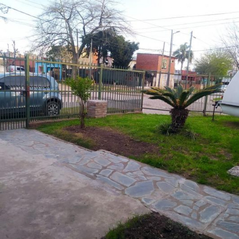 venta Casa y dos departamentos villa de mayo Malvinas argentinas 