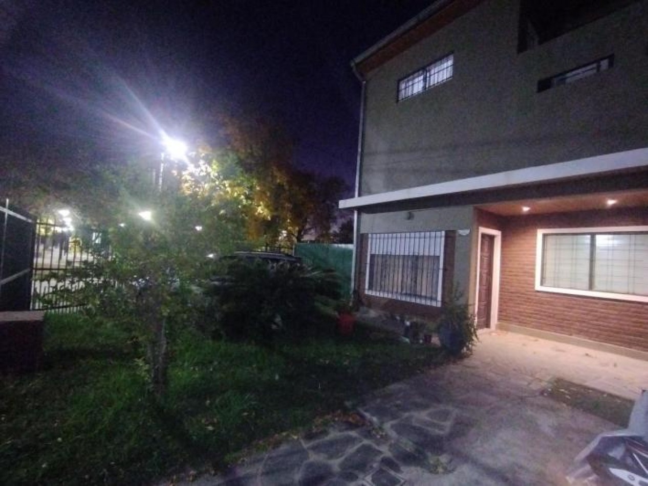 venta Casa y dos departamentos villa de mayo Malvinas argentinas 