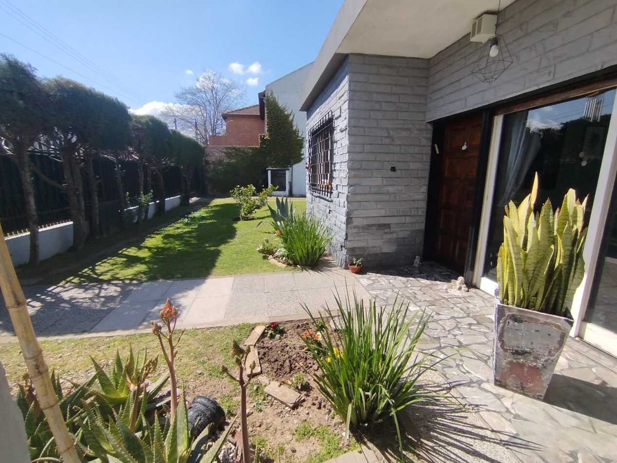 Venta casa cuatro ambientes pileta Apto credito san Miguel 