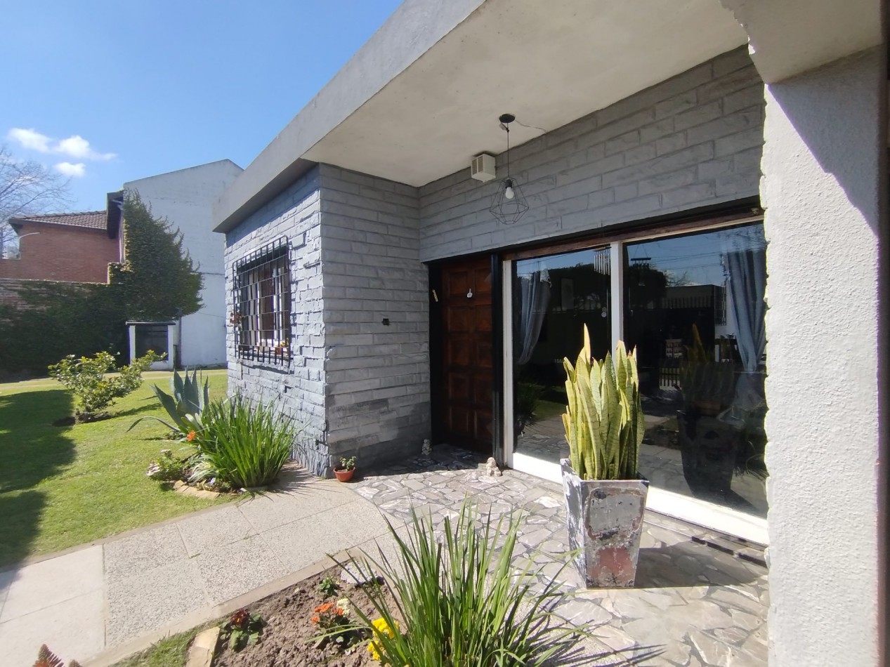 Venta casa cuatro ambientes pileta Apto credito san Miguel 