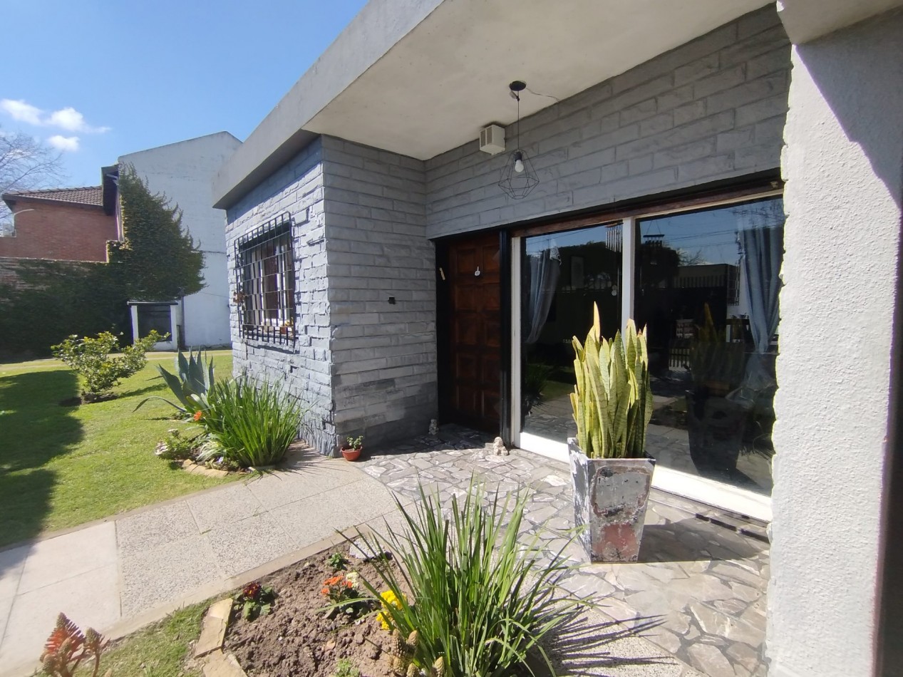 Venta casa cuatro ambientes pileta Apto credito san Miguel 