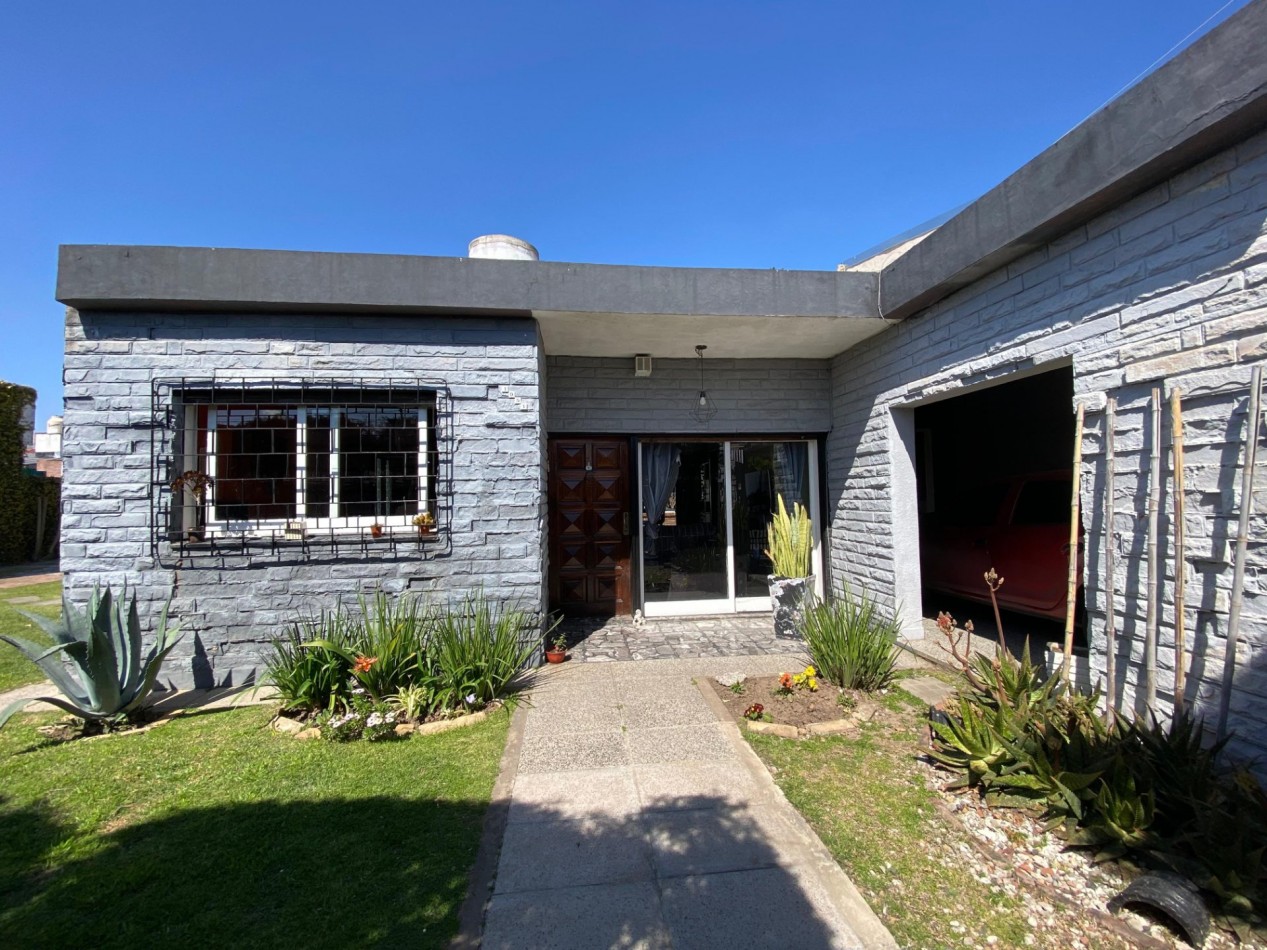 Venta casa cuatro ambientes pileta Apto credito san Miguel 